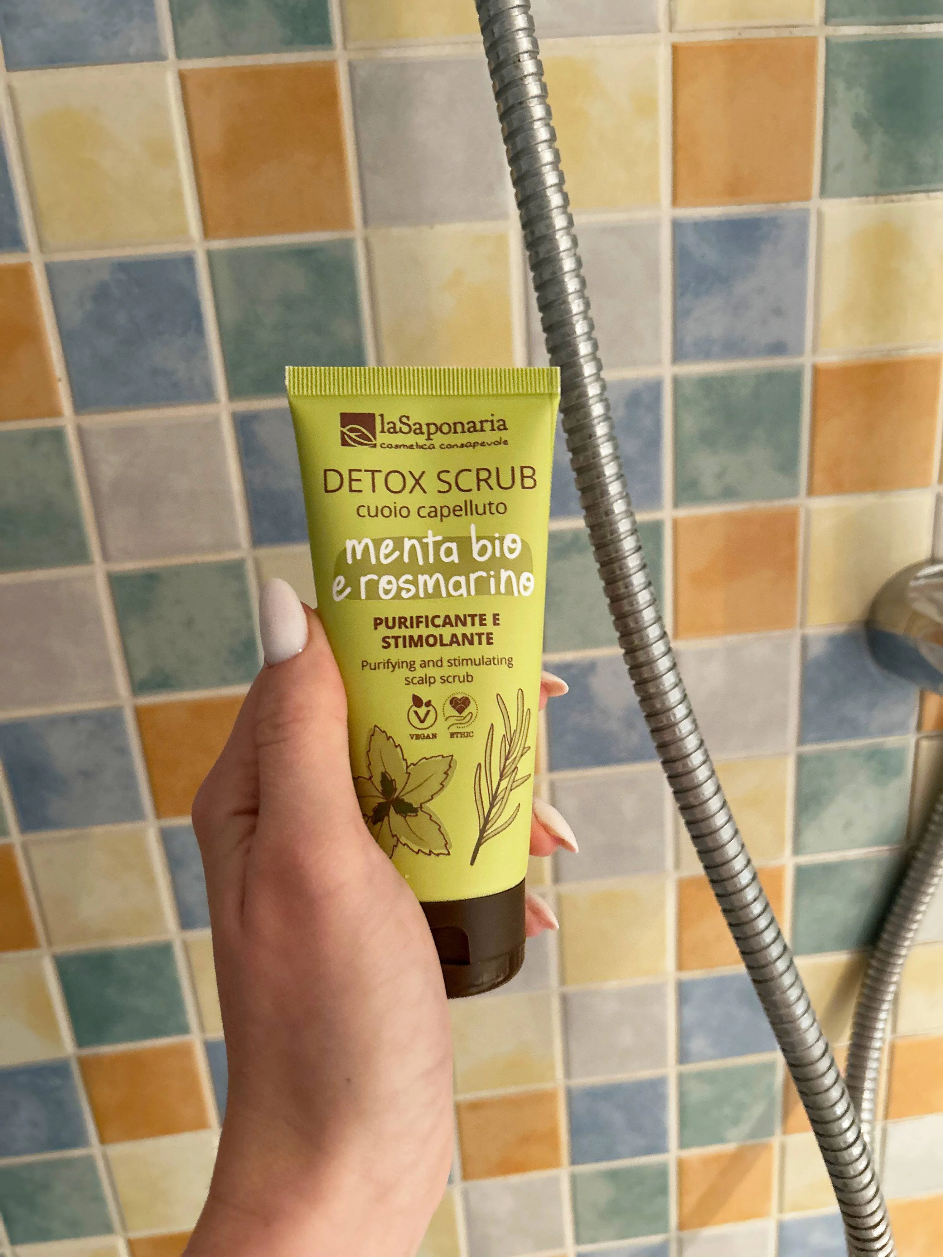 laSaponaria Esfoliante detox para o couro cabeludo com menta e alecrim (100 ml)