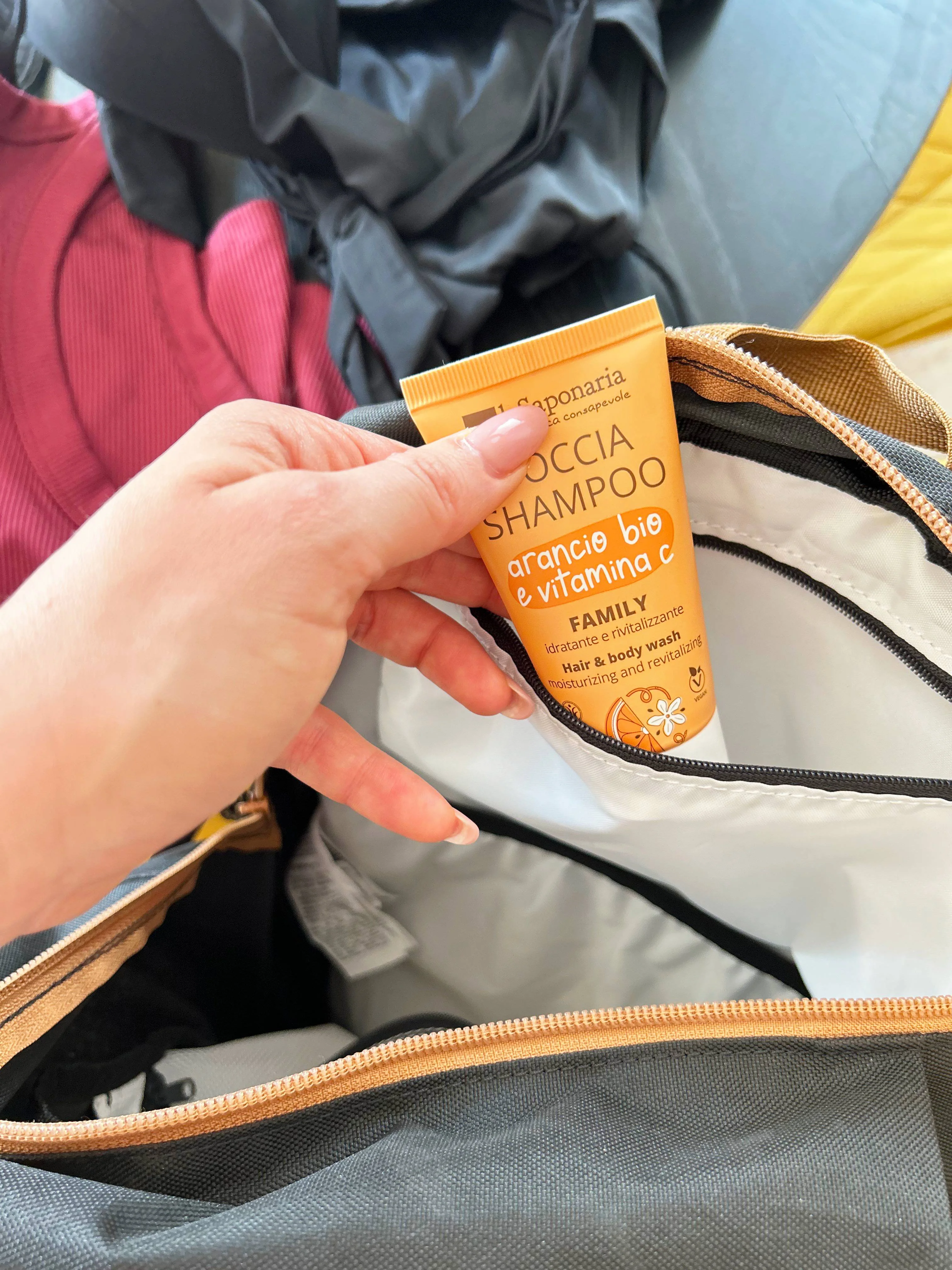 laSaponaria Gel de duche e champô 2 em 1 com laranja BIO e vitamina C para toda a família 30 ml - com uma fragrância doce e estimulante