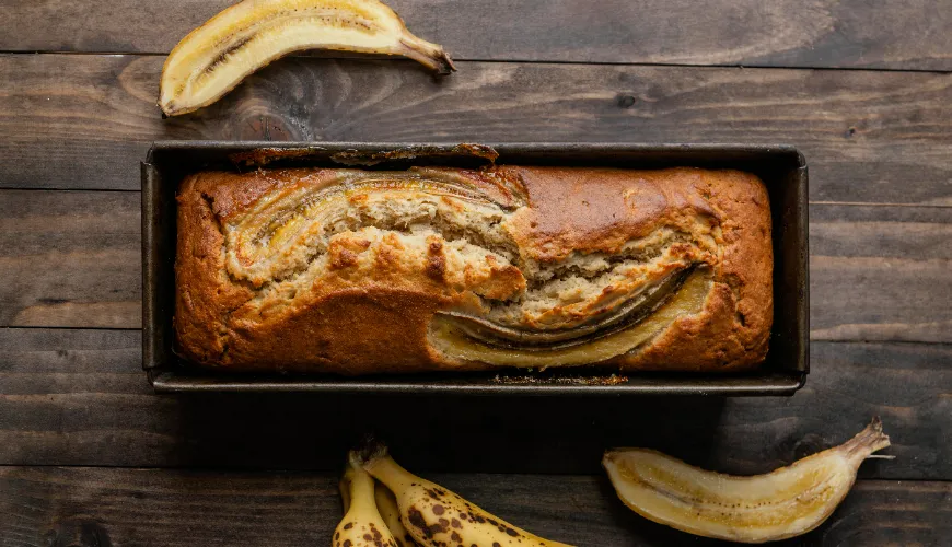 Asse um pão de banana saudável sem açúcar