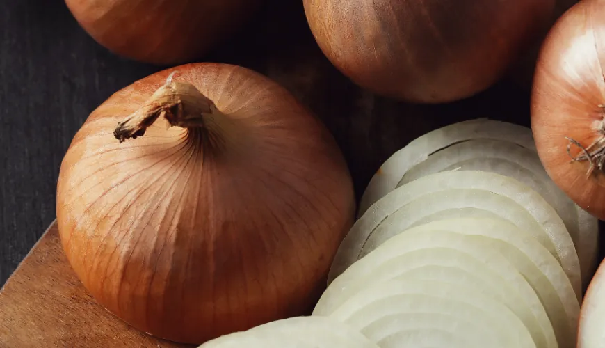 Lute contra o esporão calcâneo de forma eficaz usando cebola