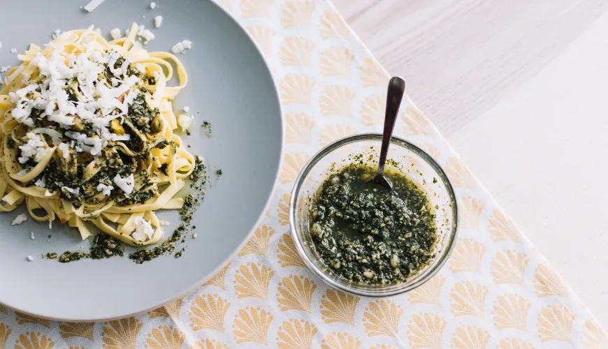 O pesto caseiro traz o sabor da Itália para a sua cozinha