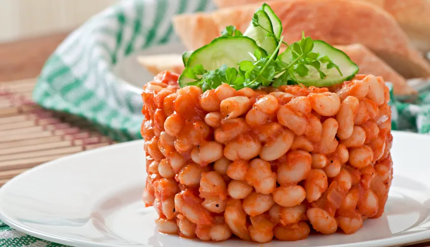 Descubra a magia dos feijões em um simples molho de tomate