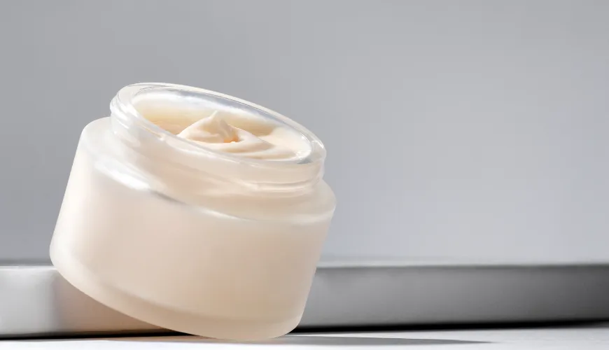 O creme com ceramidas protege a sua pele contra influências externas