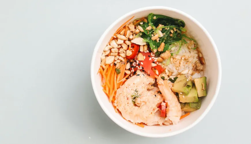 Receita de poke bowl que vai encantar você pelo sabor e pela aparência