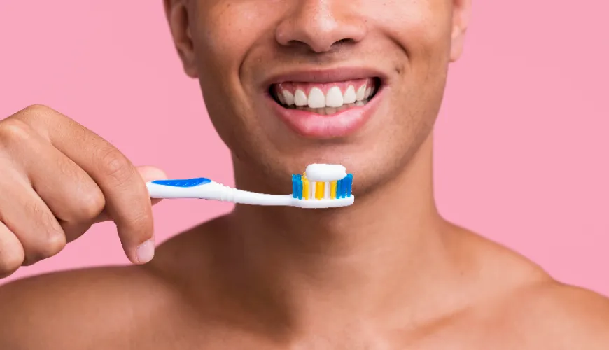 Como escovar os dentes corretamente com uma escova interdental