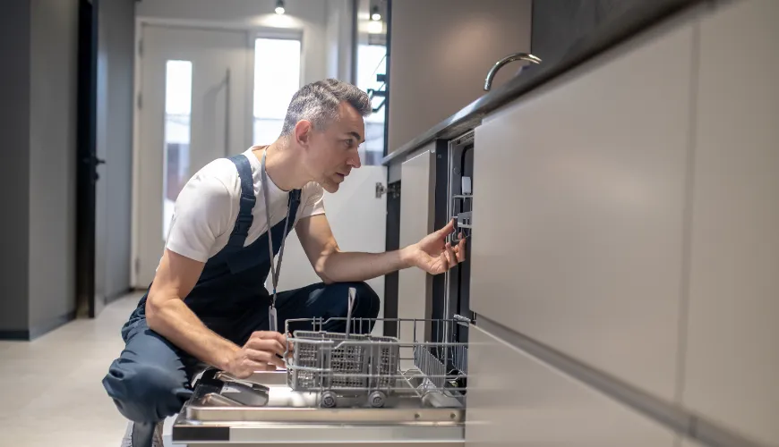 A colocação correta das pastilhas na máquina de lavar louça garante pratos limpos e brilhantes.