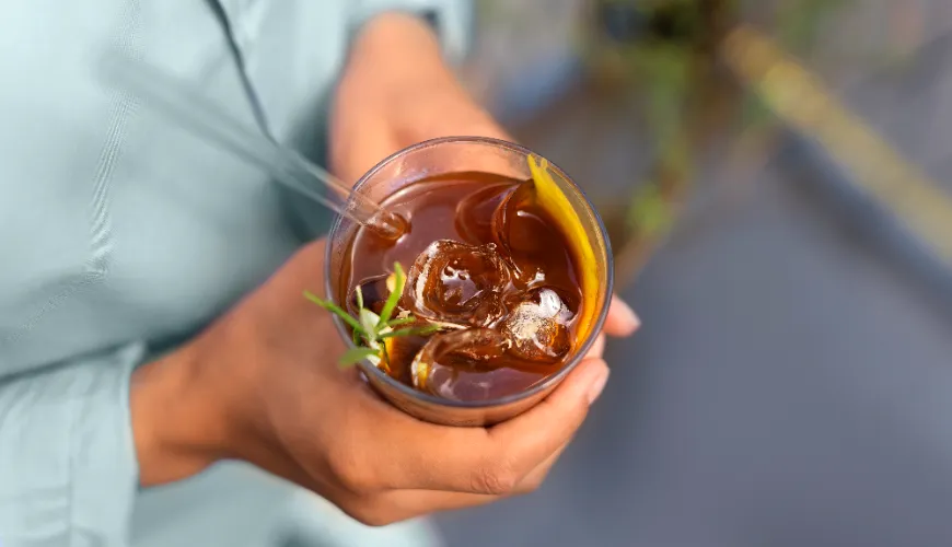 Descubra a magia do chá cold brew e o seu sabor suave