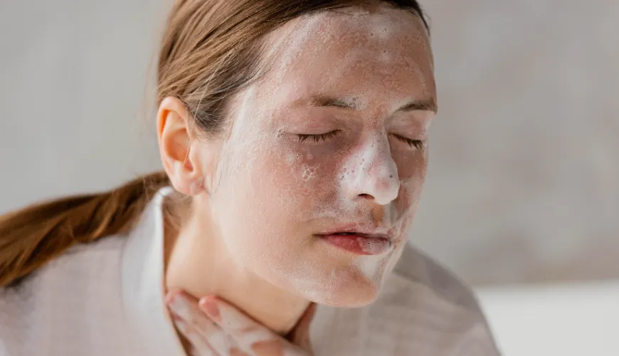 A esfoliação correta da pele apoia sua renovação natural