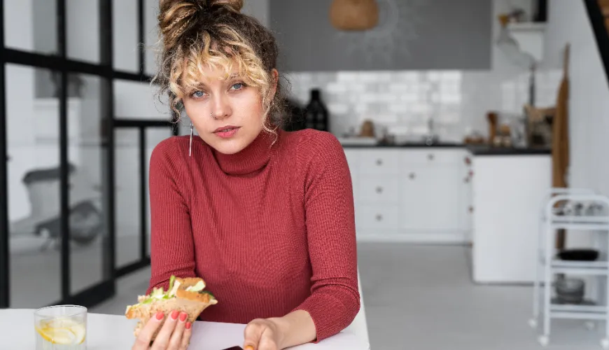 A sensação frequente de plenitude após as refeições pode exigir uma mudança na dieta.